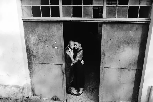 男人和女人在门口中拥抱 — 图库照片