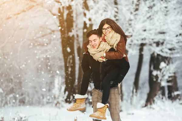 Pareja feliz juguetona juntos en el parque de nieve —  Fotos de Stock
