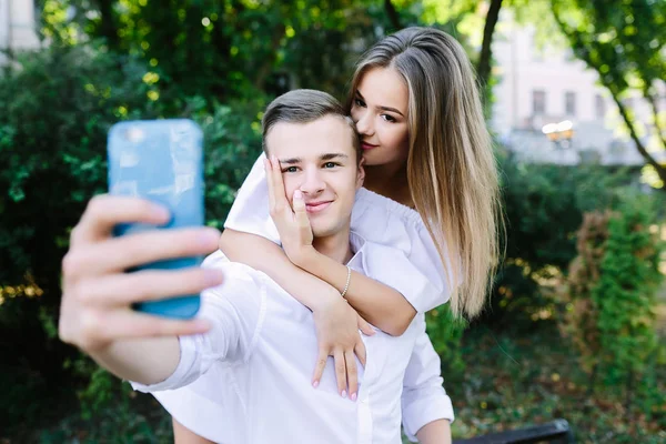 Güzel genç çift selfie yapar — Stok fotoğraf