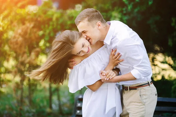 Giovane bruna uomo e donna nel parco — Foto Stock