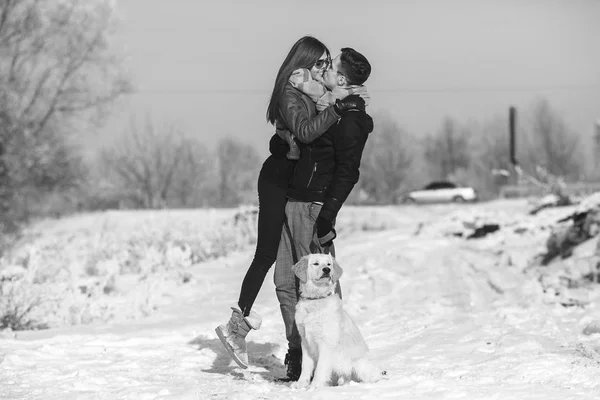 Jovem casal posando no parque de inverno — Fotografia de Stock