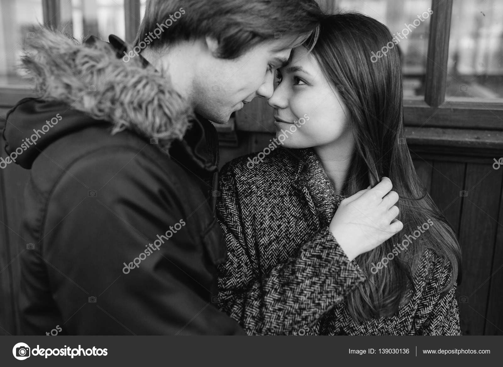 Девушка держит в руках. Как понять что девушка любит в классе. Можно ли влюбляться в девушку. Лара джин фильм нетфликс. Алия бхатт студент года.