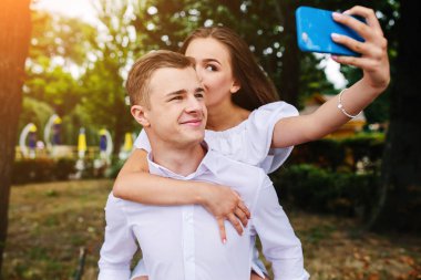 Güzel genç çift selfie yapar