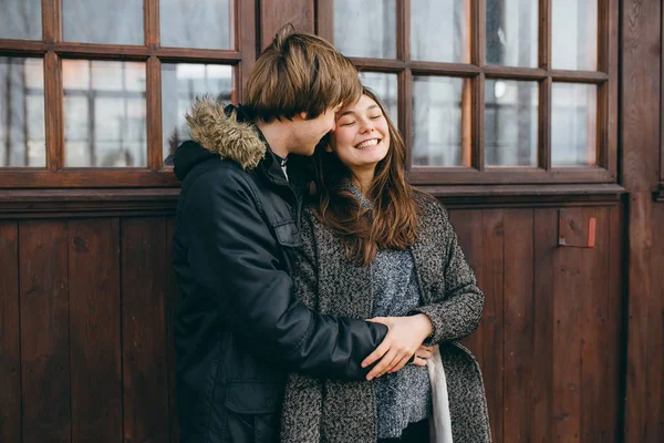 Bonito jovem casal adulto posando na câmera — Fotografia de Stock