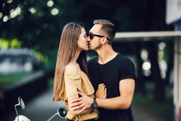 Hoş bir çift öpüşme — Stok fotoğraf