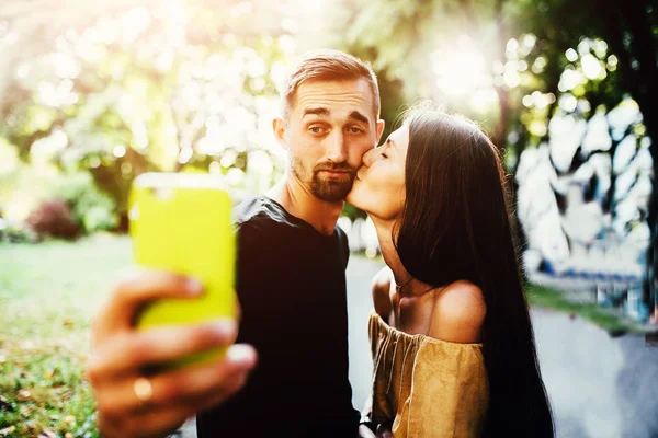 Krásný mladý pár je selfie — Stock fotografie