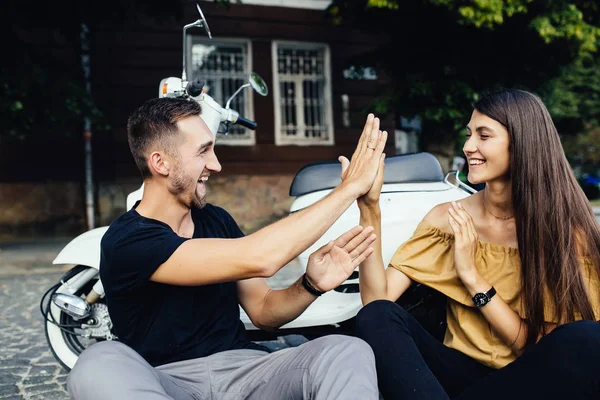 Couple mignon avec leur scooter avoir du plaisir — Photo