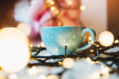 Masanın üzerinde bir fincan kahve.