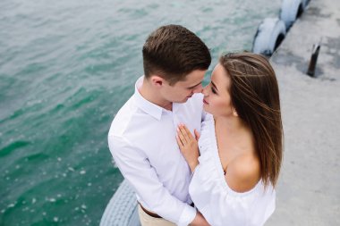 erkek ve kadın göl üzerinde poz