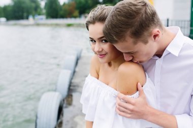 erkek ve kadın göl üzerinde poz