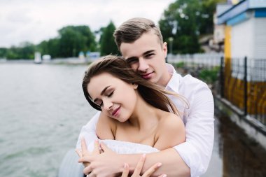 erkek ve kadın göl üzerinde poz