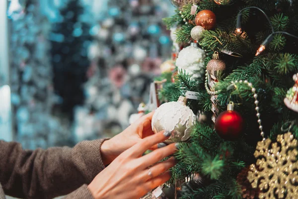 Rama de árbol de Navidad con juguetes — Foto de Stock