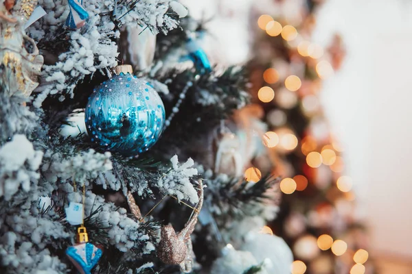 Ramo de árvore de Natal com brinquedos — Fotografia de Stock