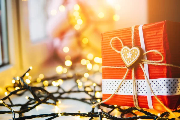 Gift is on the table — Stock Photo, Image