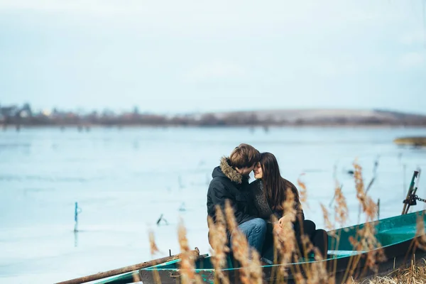 Young beautiful couple on the ice of a frozen lake — Stock Photo, Image