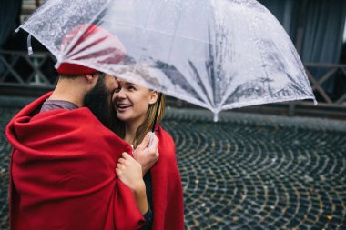 Adam ve kız bir şemsiye altında