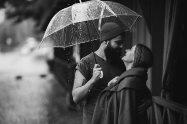 Adam ve kız bir şemsiye altında