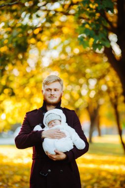 Babam ve yeni doğan oğlu sonbahar Park