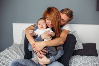 Yeni doğan bebek yatağı ile mutlu aile