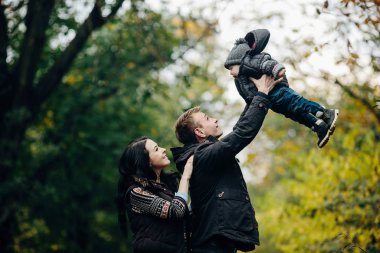 Genç aile ve sonbahar Park yeni doğan oğlu