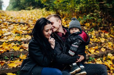 Genç aile ve sonbahar Park yeni doğan oğlu