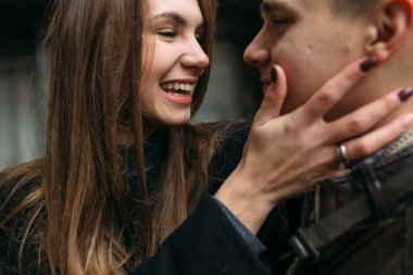 Kadın ve erkek kameraya poz veriyor.