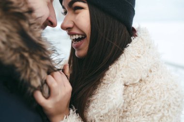 adam ve birbirlerinin kollarında kızla