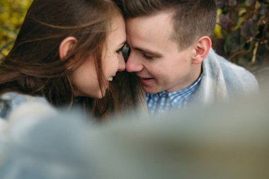 Sonbahar sezonunda parkta genç bir çift