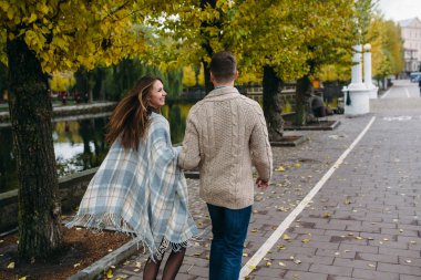 Sonbahar parkında gülümseyen çift