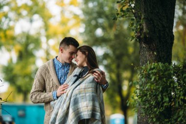 Sonbahar parkında sevimli bir çift