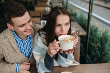 Kaldırımdaki kafede oturan çift.