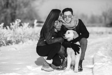 Genç çift kış parkında eğleniyor.