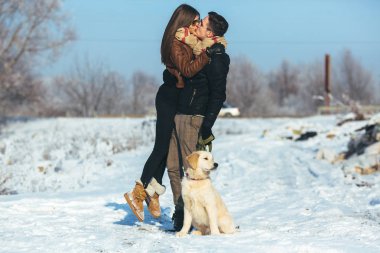 genç bir çift kış Park'ta poz