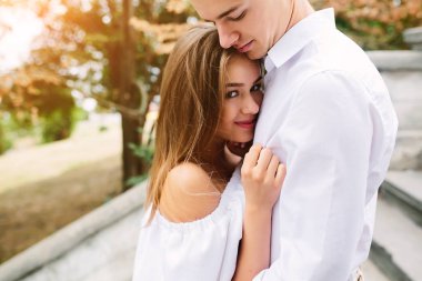 Parkta poz veren çift