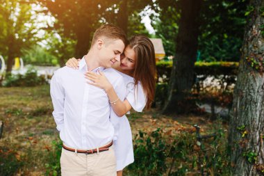 Genç Yetişkin esmer erkek ve kadın parkta