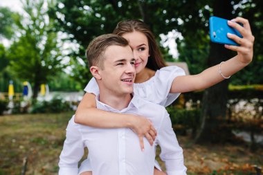 Güzel genç çift selfie yapar