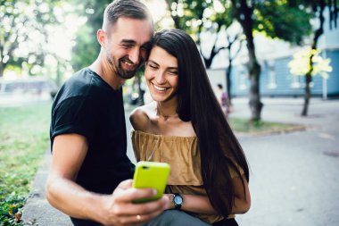 Güzel genç çift selfie yapar