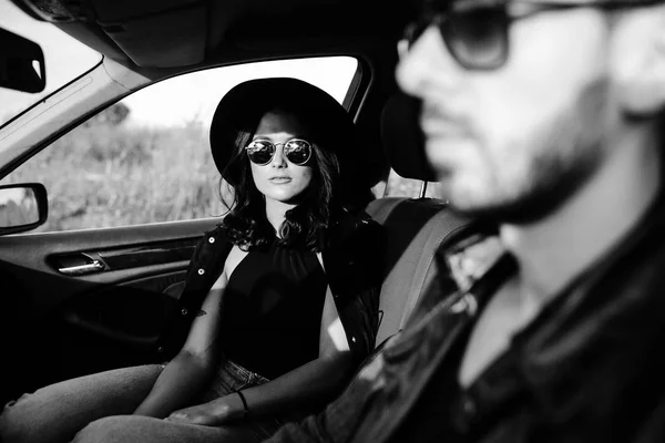 Retrato de jovem casal bonito no carro — Fotografia de Stock