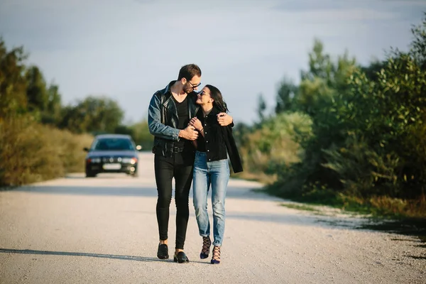 Joven pareja romántica feliz caminando por el camino — Foto de Stock