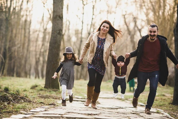 Famille heureuse marchant dans le parc d'automne — Photo