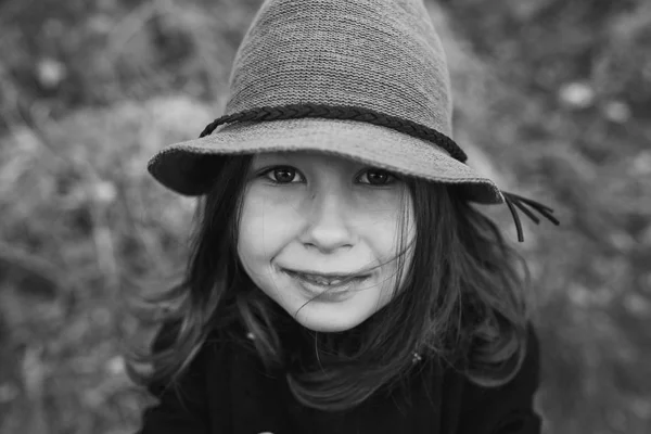 Petite fille dans un manteau noir et chapeau — Photo