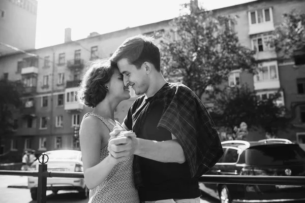 Casal feliz na rua olhando uns aos outros — Fotografia de Stock