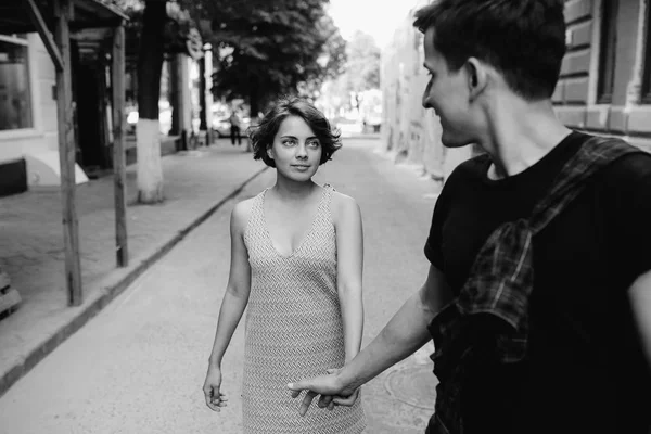 Par gå på gatan hålla händer — Stockfoto
