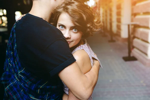 Pareja abrazándose en la calle —  Fotos de Stock