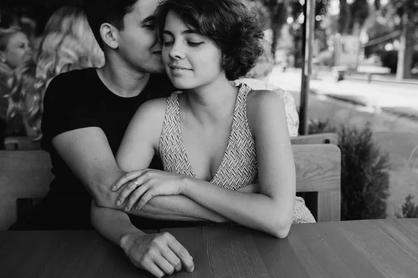 Пара, сидящая в кафе снаружи — стоковое фото