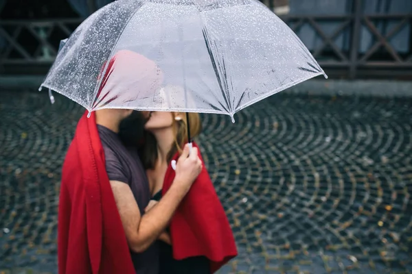 Ο τύπος και το κορίτσι φιλί κάτω από μια ομπρέλα — Φωτογραφία Αρχείου