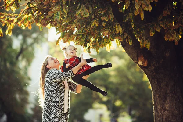 Mor och dotter spelar i en park — Stockfoto