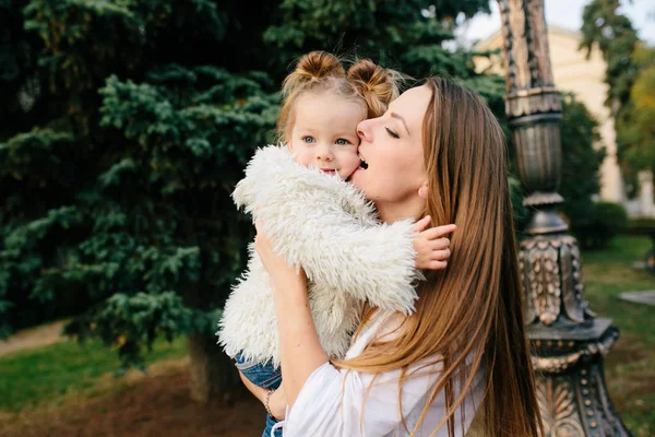 Mother and little daughter in a park — Stock Photo, Image
