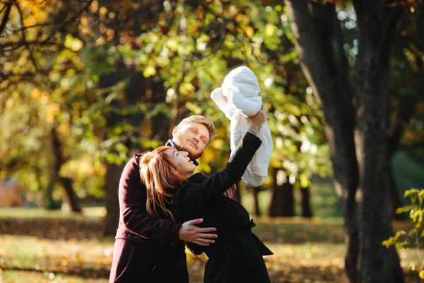 Genç aile ve sonbahar Park yeni doğan oğlu — Stok fotoğraf