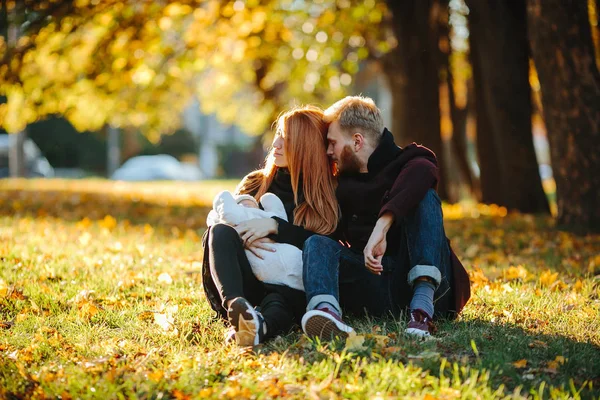 Ung familj och nyfödde son i höst park — Stockfoto